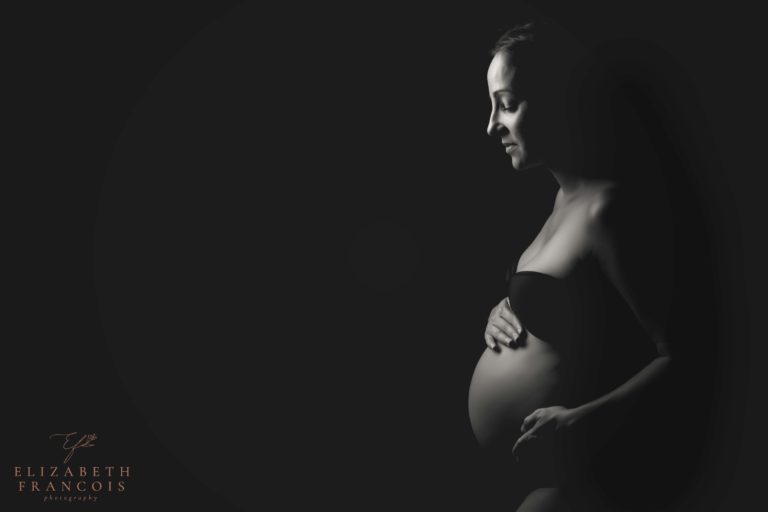 grossesse studio robe grise posing femme enceinte lumiere ombre photographe bourgoin noir et blanc